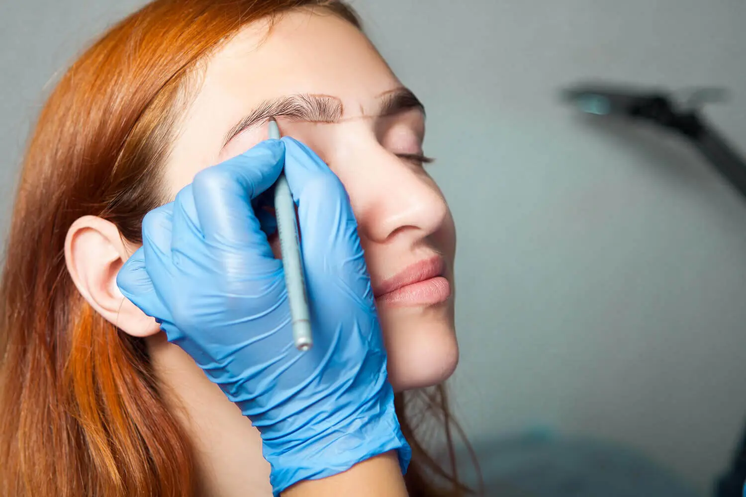 Augenbrauentransplantation in der Türkei bei MedHair Clinic – präzise FUE-Methode für dichte, natürlich geformte Brauen