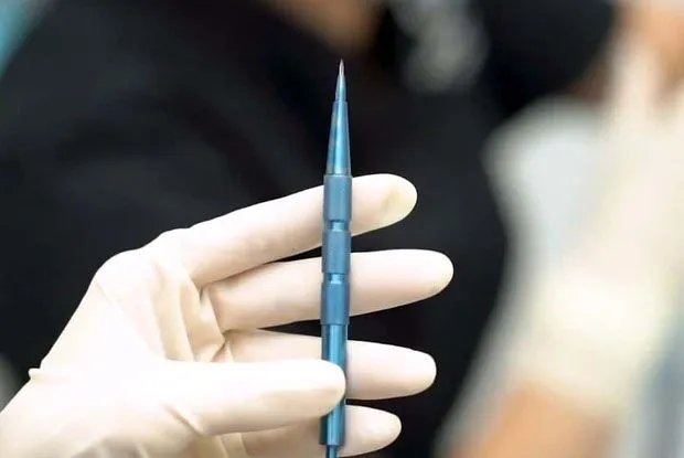 Arzt hält Saphirklingen in der Hand.