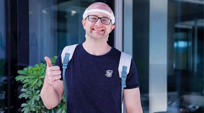 Patient während der Saphir Haartransplantation – präzise Kanalöffnung mit Saphirklinge für natürliche Haarlinien