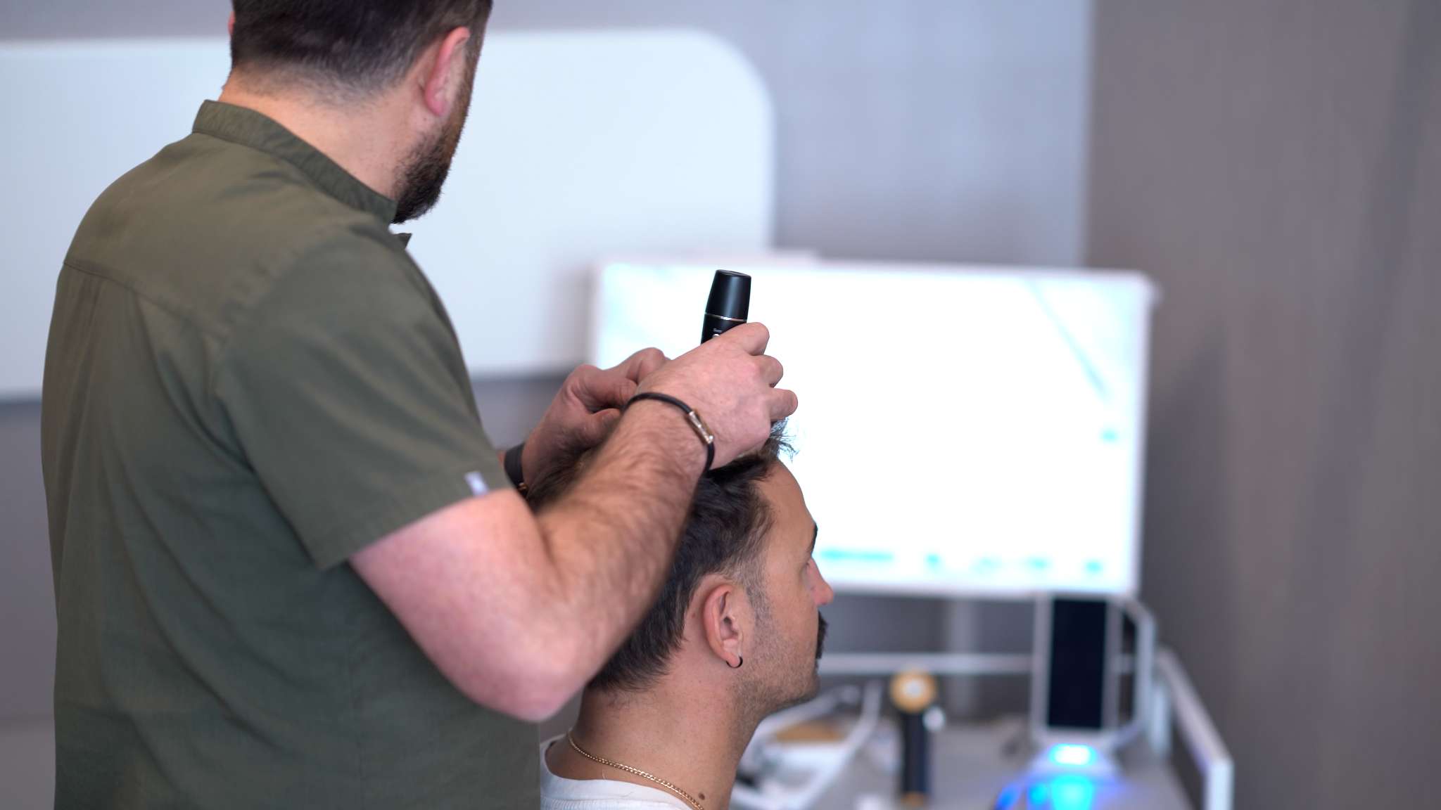 Haaranalyse bei der MedHair Clinic während der Erstuntersuchung