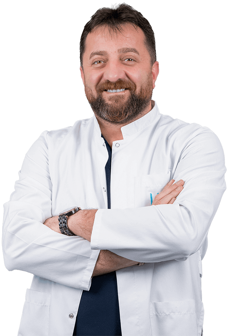Dr. Vedat Tosun, médecin chef de MedHairClinic à Istanbul, spécialiste de la greffe de cheveux, en blouse blanche les bras croisés