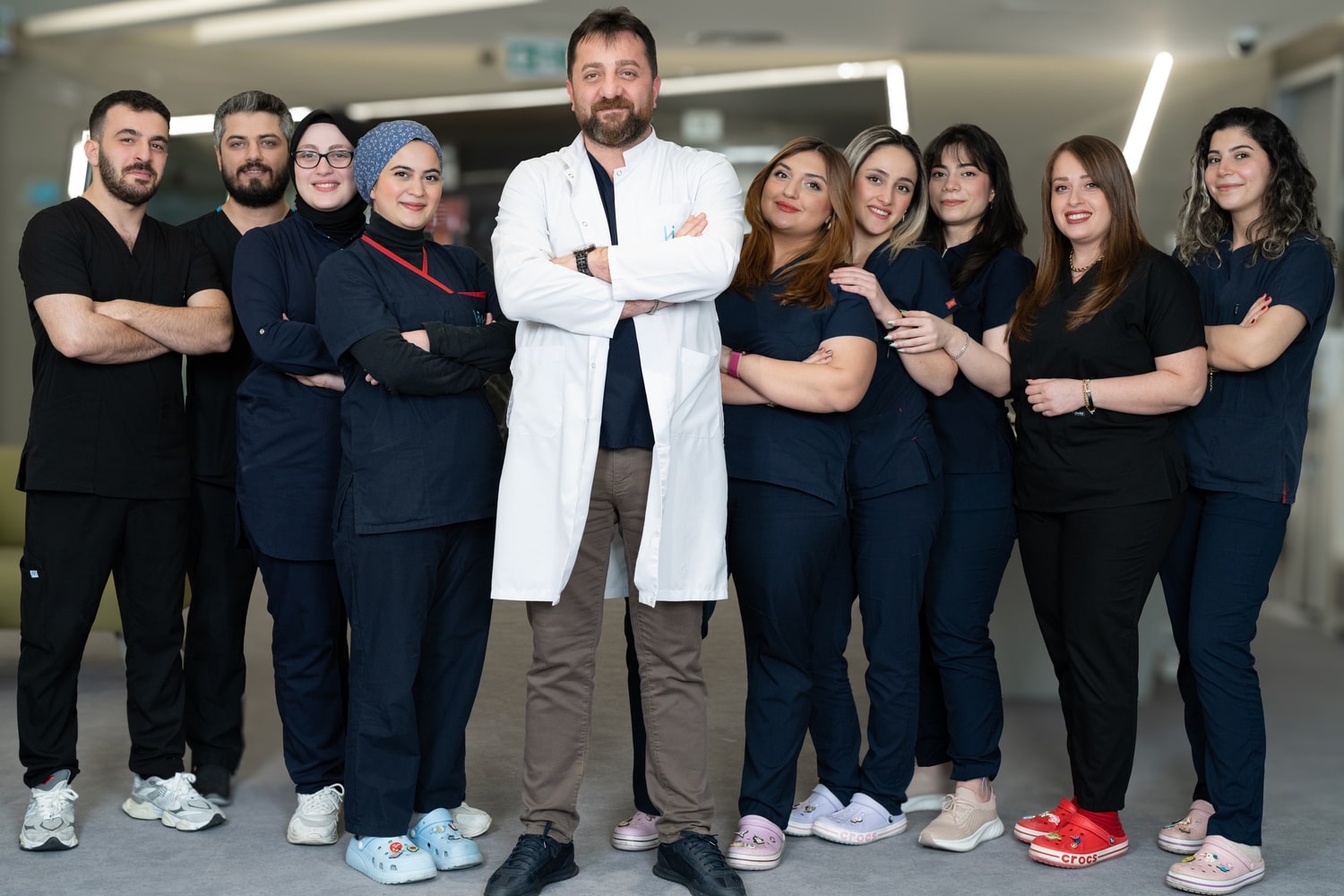 Med Hair Clinic ekibi Dr. Vedat Tosun ile birlikte – İstanbul saç ekimi uzman kadrosu