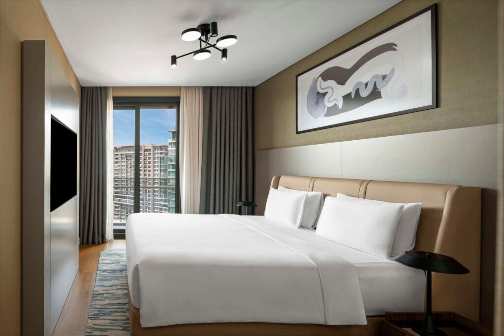 Radisson Blu Vadistanbul'da konforlu otel odası – Med Hair Clinic saç ekimi konaklaması, İstanbul.